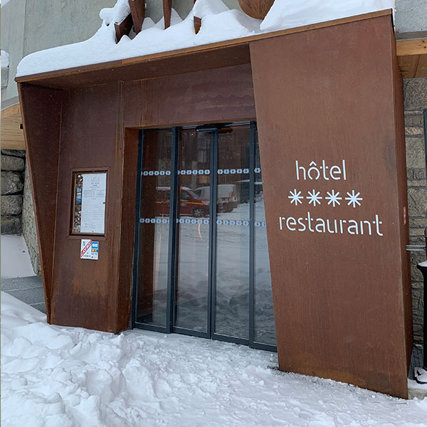 Enseigne Mil8 caisson lumineux tole corten ajourée