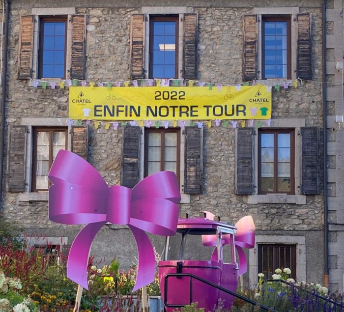 Panneau akilux noeud Octobre rose - Mairie Chatel 1