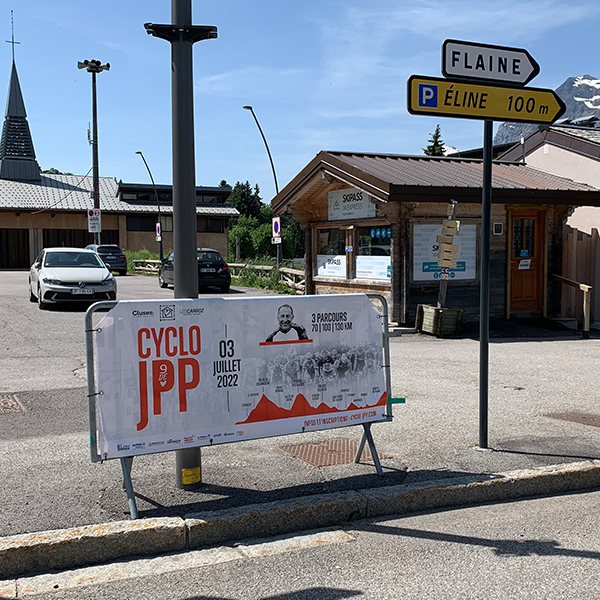 Bâche à cheval JPP sur barrière Vauban - OT les Carroz