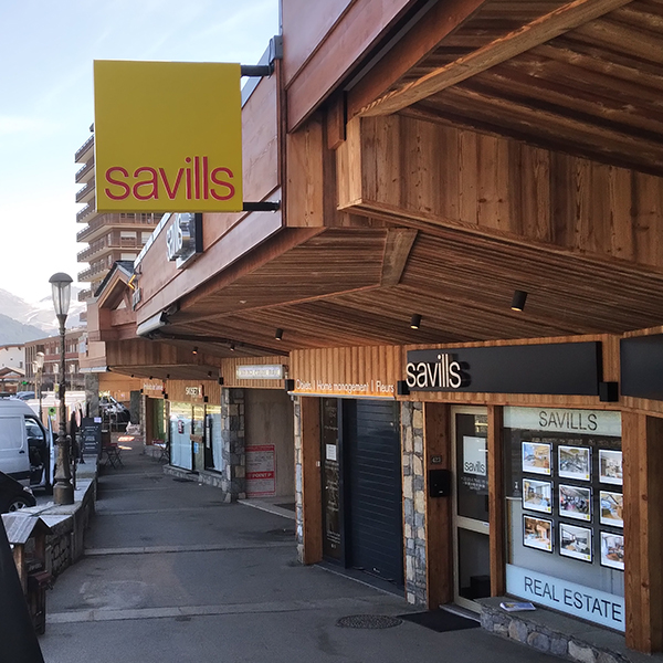 Enseigne drapeau lumineuse - Savills L'avis en rose